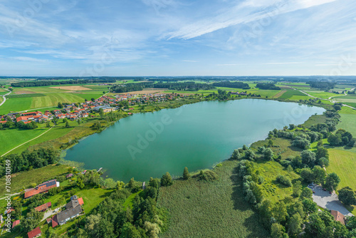 Der Obinger See im oberbayerischen Chiemgau im Luftbild