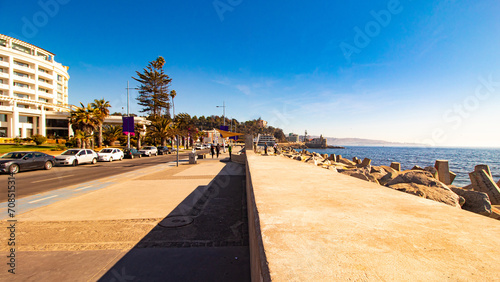 praia e o calçadão de Reñaca, Viña del Mar, Valparaíso Chile photo