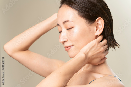 ヘアケアをしている女性/艶肌で髪が濡れている/ 40代日本人女性のビューティーポートレート