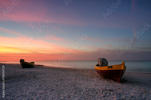 Zachód słońca nad Bałtykiem, łodzie rybackie na plaży, Dębki, Polska
