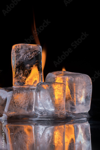 cubetti di ghiaccio trasparente con fuoco e riflessi still life