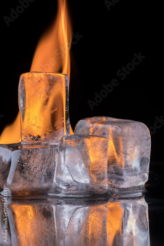 cubetti di ghiaccio trasparente con fuoco e riflessi still life