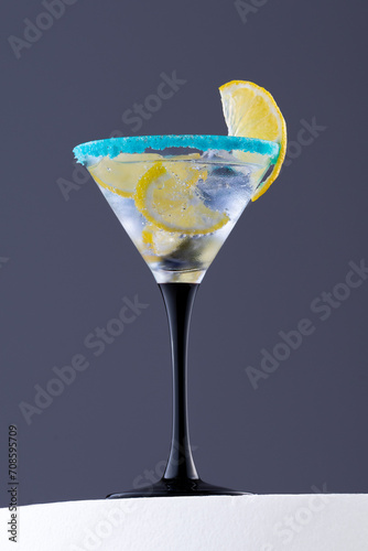 cocktail rinfrescante con soda e limone still life photo