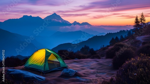Une tente de camping à la montagne photo