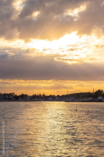 Sonnenuntergang an der Ostsee, Sonnenstrahlen durch bewölkten Himmel