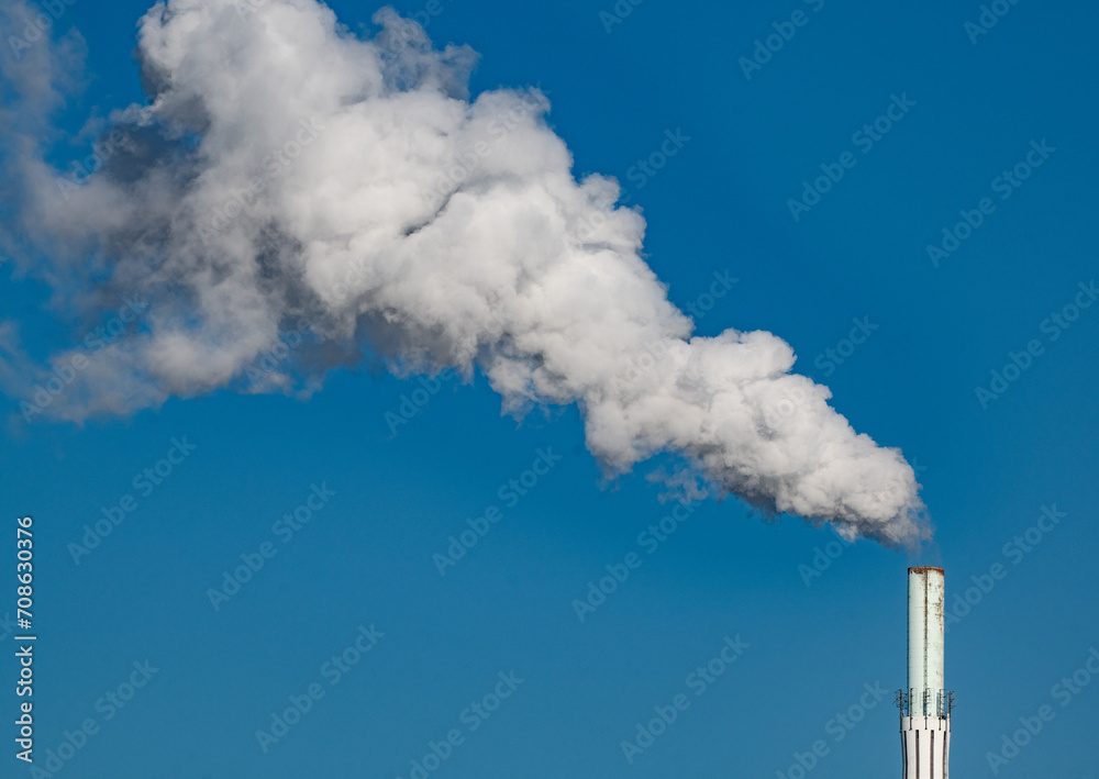 Rauch steigt aus einem Industrieschornstein Rauch steigt aus einem Industrieschornstein
