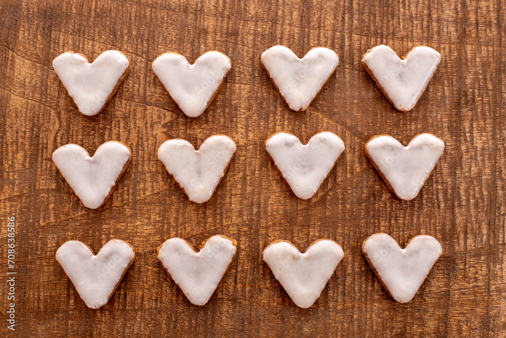Obraz premium Heart-shaped cinnamon cookies, cookies with white cinnamon icing, arranged