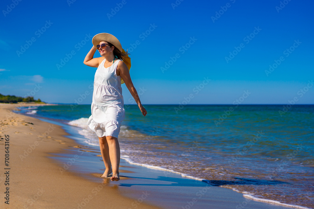 Beautiful mid adult woman walking on sunny beach
Beautiful mid adult woman walking on sunny beach