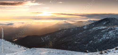 Atardecer en invierno desde el Puerto de Navacerrada con vistas hacia Cercedilla, Madrid, España
