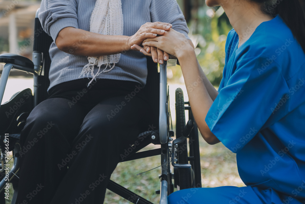 Obraz premium Young asian caretaker with 60s asia elderly woman consulting and encourage, take a history and recommend the right treatment to live happily in retirement, holding hands and encouraging