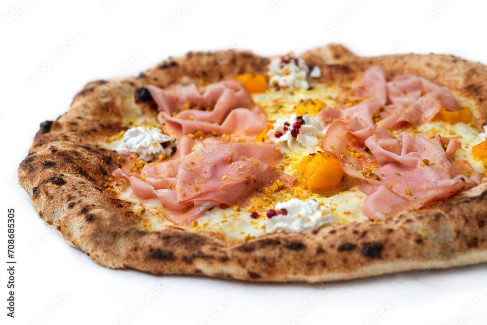 Deliziosa pizza gourmet italiana condita con ricotta di bufala, pomodorini e mortadella, cibo italiano Deliziosa pizza gourmet italiana condita con ricotta di bufala, pomodorini e mortadella, cibo italiano