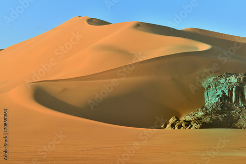 Fototapeta Naklejka Na Ścianę i Meble -  SAHARA DESERT, SAND DUNES AND ROCK FORMATIONS IN TADRART ROUGE REGION AROUND DJANET OASIS IN ALGERIA