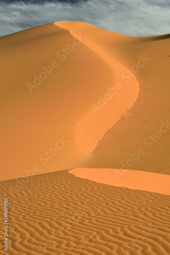 Fototapeta Naklejka Na Ścianę i Meble -  SAHARA DESERT, SAND DUNES AND ROCK FORMATIONS IN TADRART ROUGE REGION AROUND DJANET OASIS IN ALGERIA
