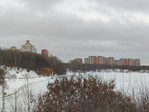 Fototapeta Naklejka Na Ścianę i Meble -  Winter on the city pond