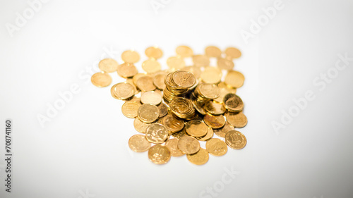 Gran pila de monedas de oro una encima de la otra. Hay varias capas de monedas doradas  siendo la capa inferior la m  s grande y la capa superior la m  s peque  a. Dando imagen de riqueza