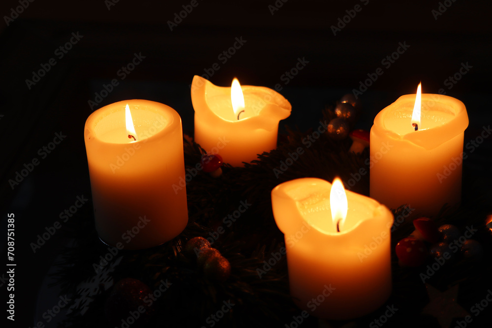 Adventskranz mit gelben Kerzen Adventskranz mit gelben Kerzen