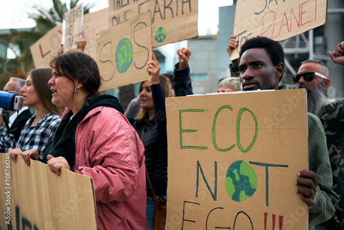 Fotografía Serious African man holding a banner in a demonstration