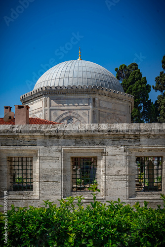 Paisaje urbano típico con antiguas mezquitas en la ciudad árabe Arquitectura islámica en la estructura urbana Tradición cultural de la religión islámica en la ciudad turca