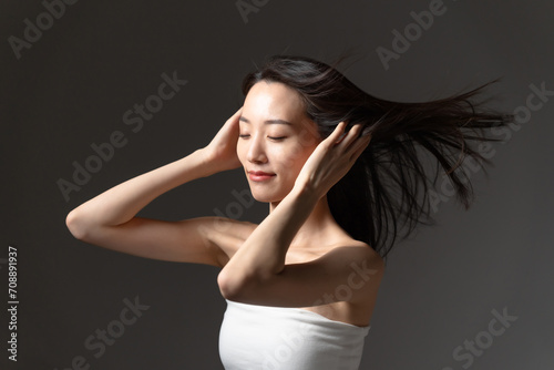 髪をかきあげる女性　ヘアケア　美容 photo