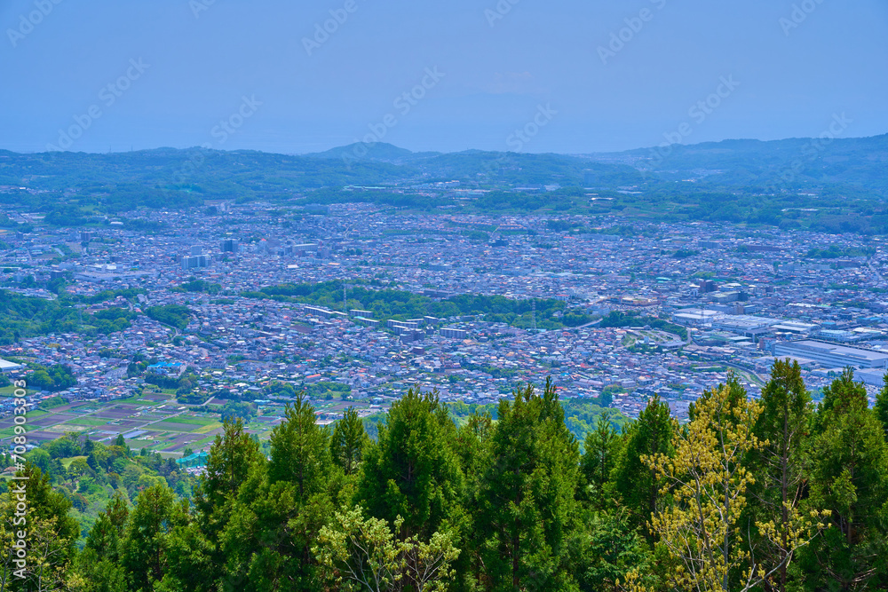 Fototapeta premium 春の神奈川県秦野市の菜の花台展望台から南側の眺望(秦野市曽屋など)