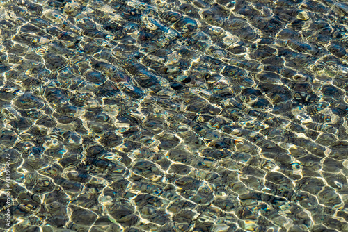 風に吹かれたできた川の水面の波紋 © Gottchin Nao