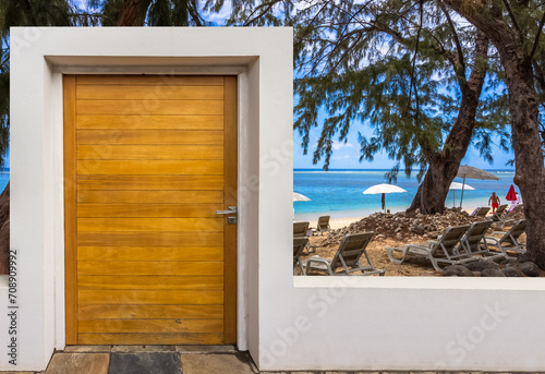 Porte sur plage de l’Hermitage, île de la Réunion  © Unclesam