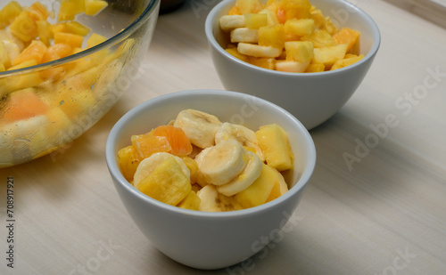 Miski wypełnione owocami pokrojonymi na kawałki stoją na stole