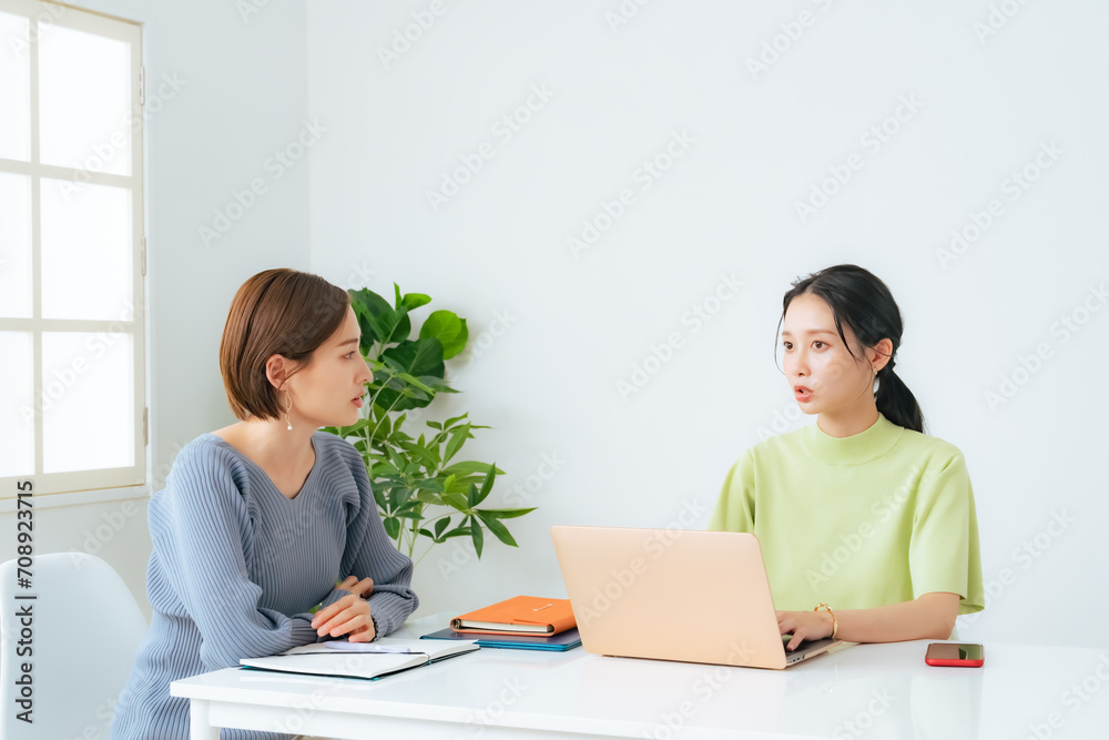 室内で会話する女性グループ 室内で会話する女性グループ