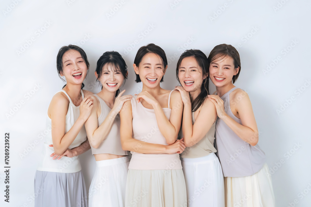 Fototapeta premium ナチュラルカラーの衣装を着たミドル女性グループの美容イメージ スキンケア コスメ