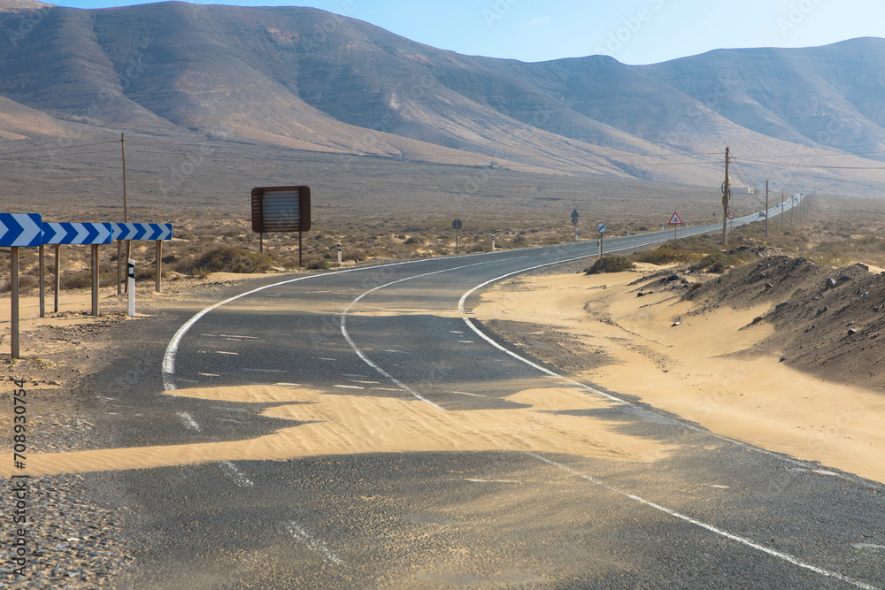 Φωτογραφία Country road with sand dunes to Caleta Famara in the Chinijo Natural Park near the village Teguise