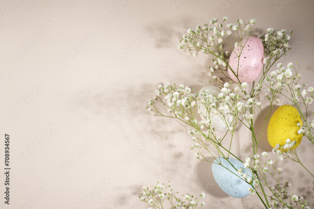 Obraz premium Festive Easter eggs, decorated with spring flowers, natural and happy holiday background