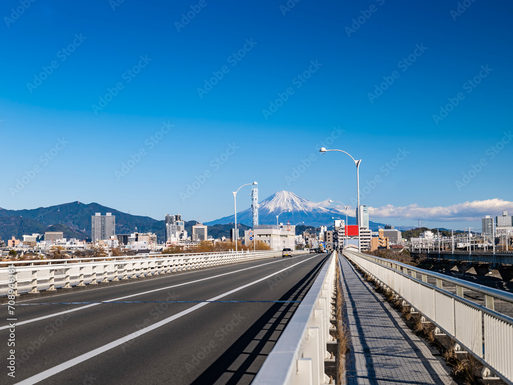 静岡県静岡市の中心街の街並みと富士山
