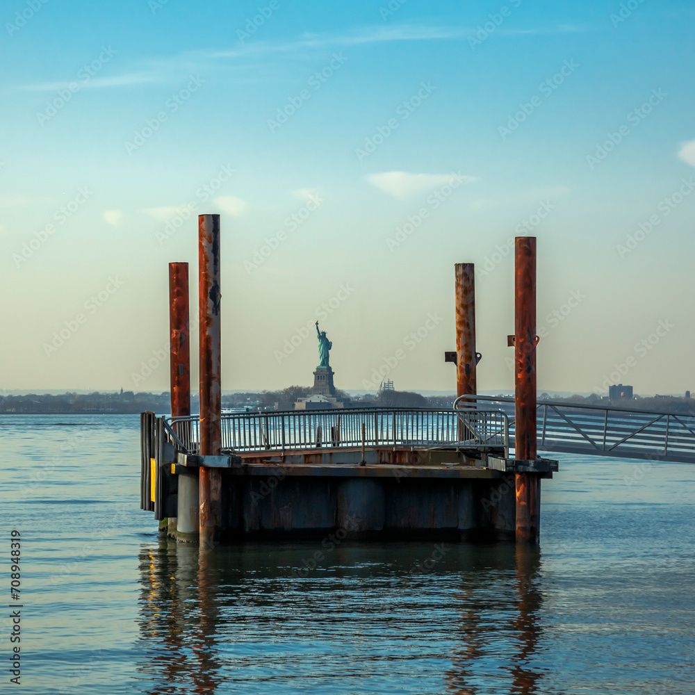 Obraz premium The lady view from Red Hook Pier, Brooklyn, New York
