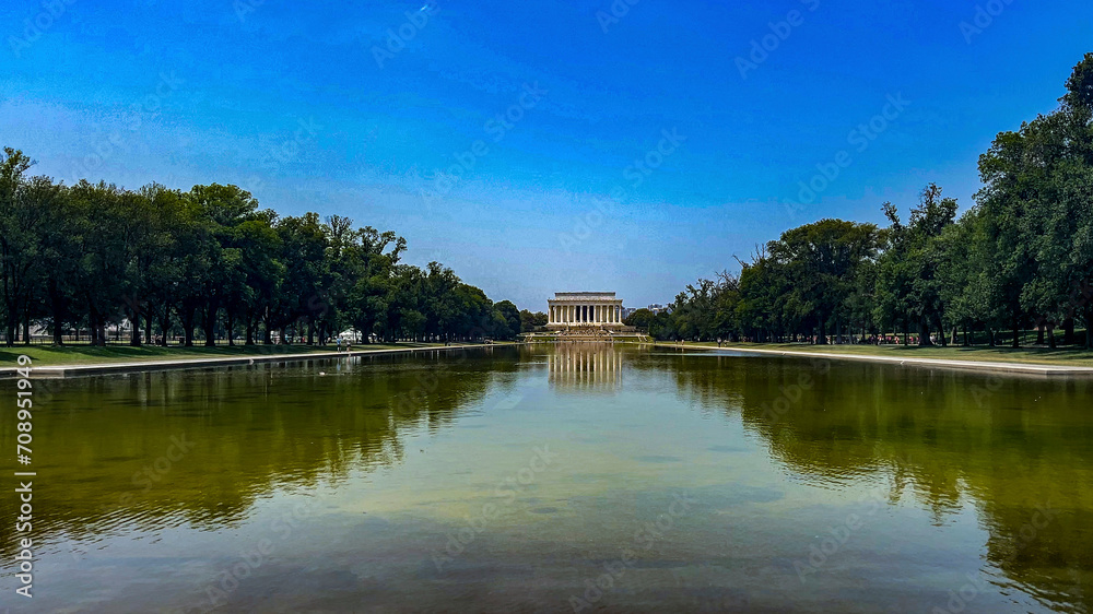 Obraz premium Reflecting pool and temple to honor the sixteenth president of the United States Abraham Lincoln, on the National Mall in Washington DC (USA).