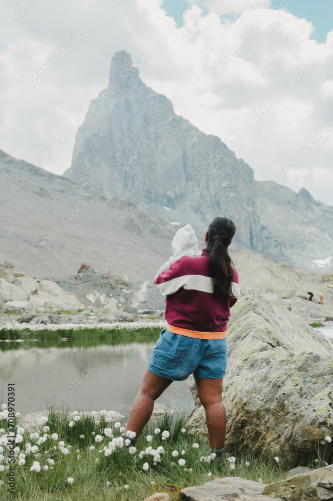 Naklejka premium Lac Blanchet supérieur_Femme et enfant de dos_2