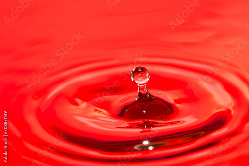 Leidenschaftliches Rot: Dynamische Wassertropfen in feuriger Intensität