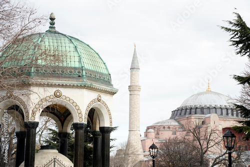 Fotomural Sultanahmet Blue Mosque in Istanbul, Turkey - the minarets tower