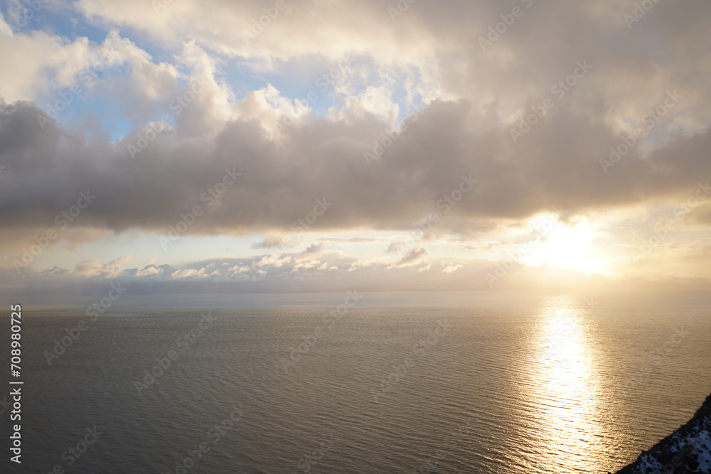 冬の幻想的な海と夕焼け 冬の幻想的な海と夕焼け