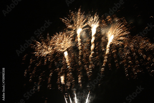 Sztuczne ognie na nocnym niebie - Fajerwerki - Celebracja