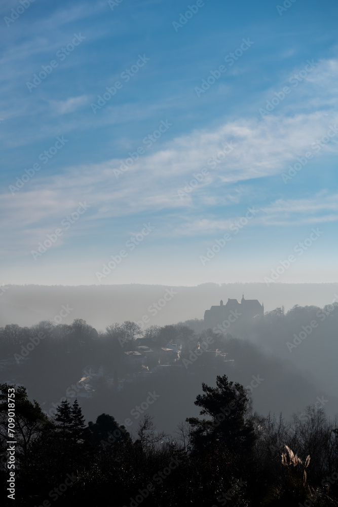 Wald und Bäume. Blauer Himmel mit starken Dunst, Blick Schloß Marburg