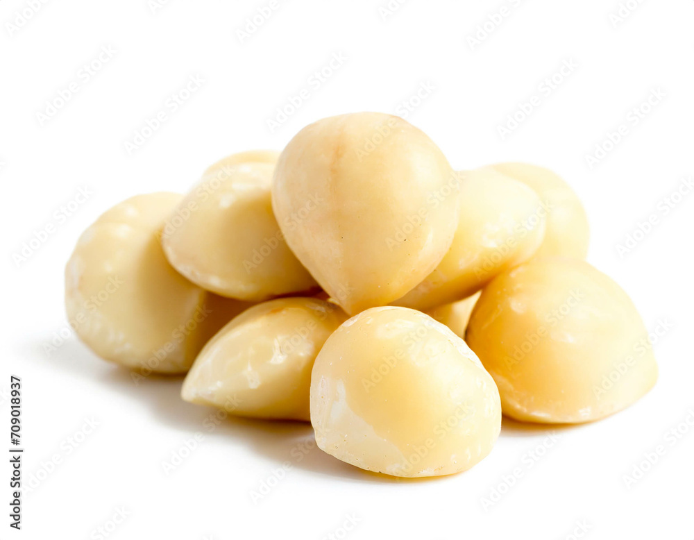 Macadamia nüsse kerne haufen isoliert auf weißen Hintergrund, Freisteller 