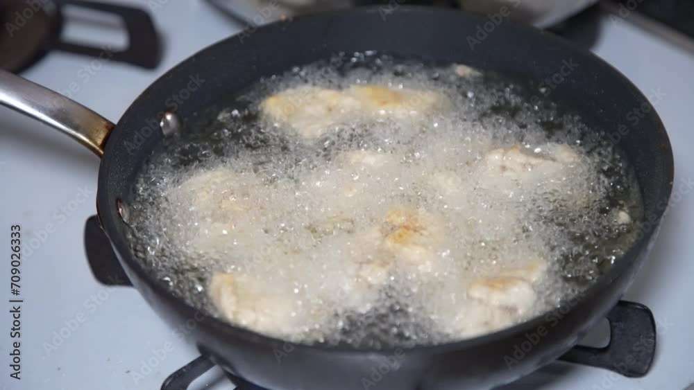 鶏のから揚げを揚げる女性 鶏のから揚げを揚げる女性
