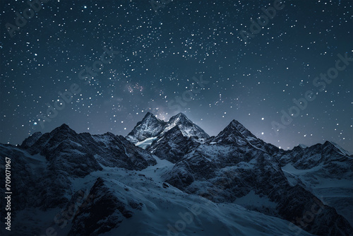 Alpine Sternenpracht  Der Nachthimmel   ber den majest  tischen Alpen offenbart eine faszinierende Szenerie mit funkelnden Sternen und stimmungsvollem Bergpanorama