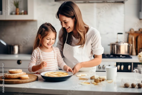 Maman qui fait des crêpes avec son enfant pour la chandeleur