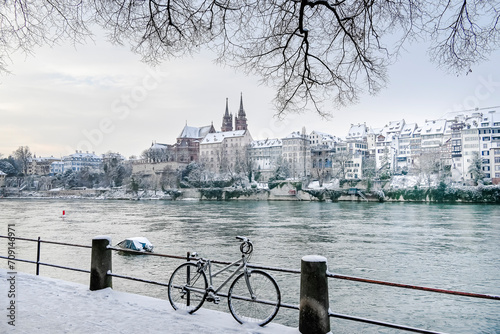 Basel, Rhein, Rheinufer, Kleinbasel, Uferweg, Velo, Münster, Kirche, Grossbasel, Basel-Stadt, Altstadt, Altstadthäuser, Winter, Schnee, Schneedecke, Eis, Morgenstimmung, Schweiz