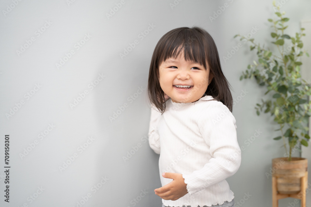 リビングで笑顔で遊ぶ2歳児の幼児 リビングで笑顔で遊ぶ2歳児の幼児