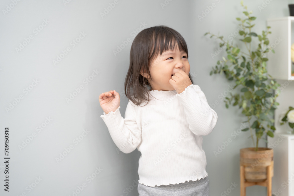 リビングで笑顔で遊ぶ2歳児の幼児 リビングで笑顔で遊ぶ2歳児の幼児