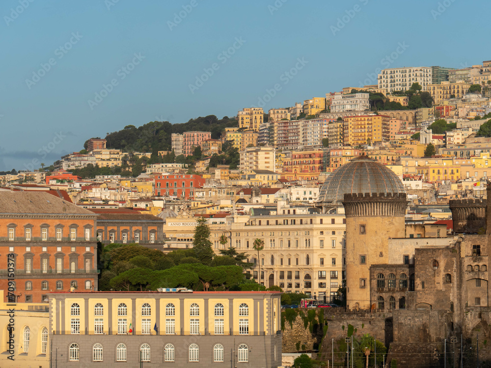 Blick auf die Altstadt von Neapel vom Hafen aus