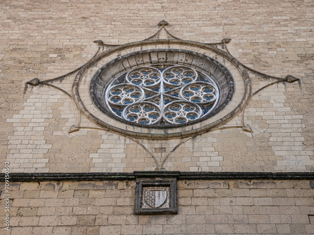grosse Fensterrose an der Fassade der Basilika Santa Chiara in Neapel, Italien