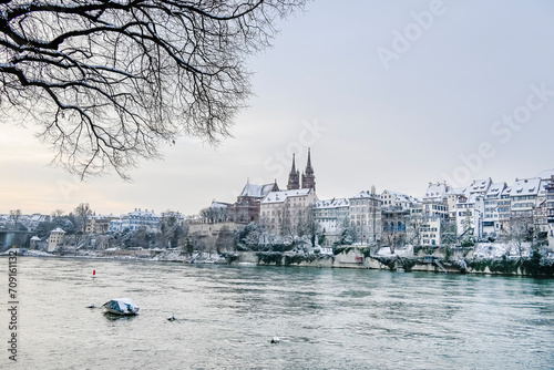 Basel, Münster, Kirche, Rhein, Rheinufer, Grossbasel, Altstadt, Altstadthäuser, Winter, Schnee, Schneedecke, Boote, Schifffahrt, Morgenstimmung, Basel-Stadt, Schweiz photo